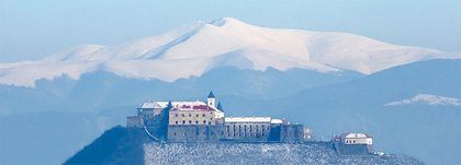 Мукачевский замок Паланок на фоне Полонины Боржава и горы Стий