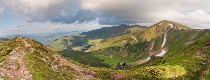 Краєвид з гори Шпиці, урочище Гаджина, Чорногора. Справа височіє г. Ребра (2001 м)